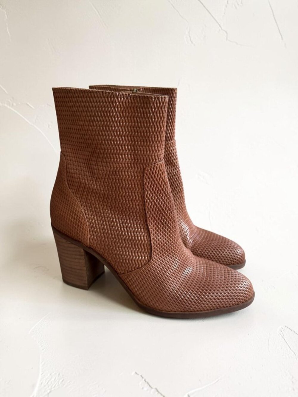 HINGE Brown Tan Textured Leather Heels Boots Size 8.5